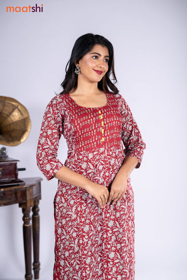Cotton kurti maroon with allover floral prints & simple neck pattern and straight cut pant
