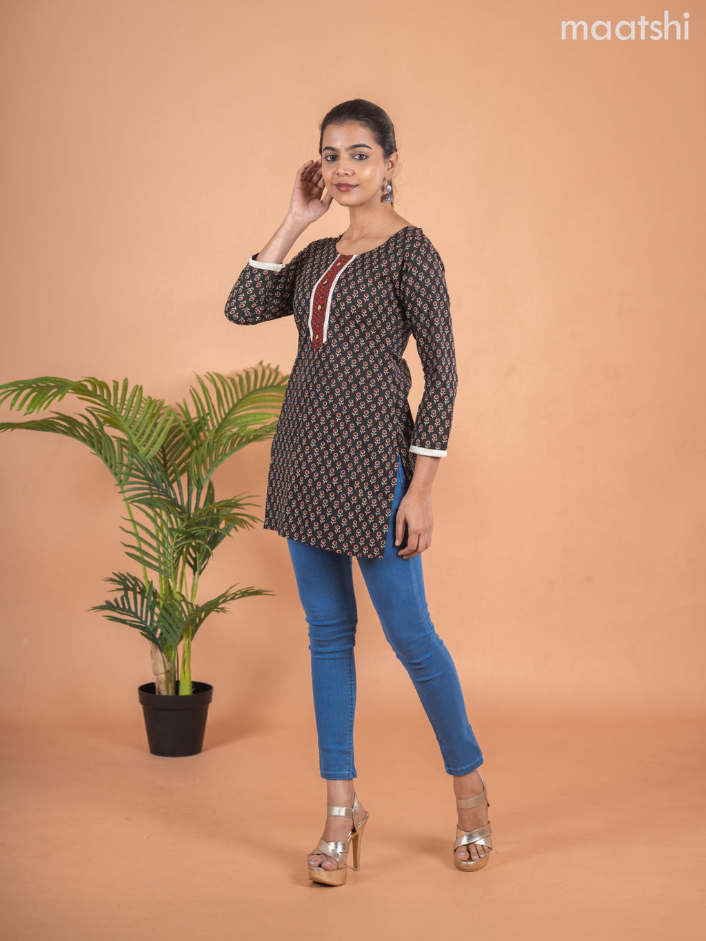 Cotton readymade short kurti black and maroon with allover butta prints & simple neck pattern without pant