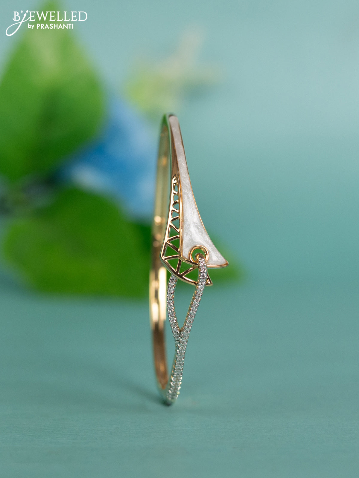 Zircon bracelet with cz stones in gold finish