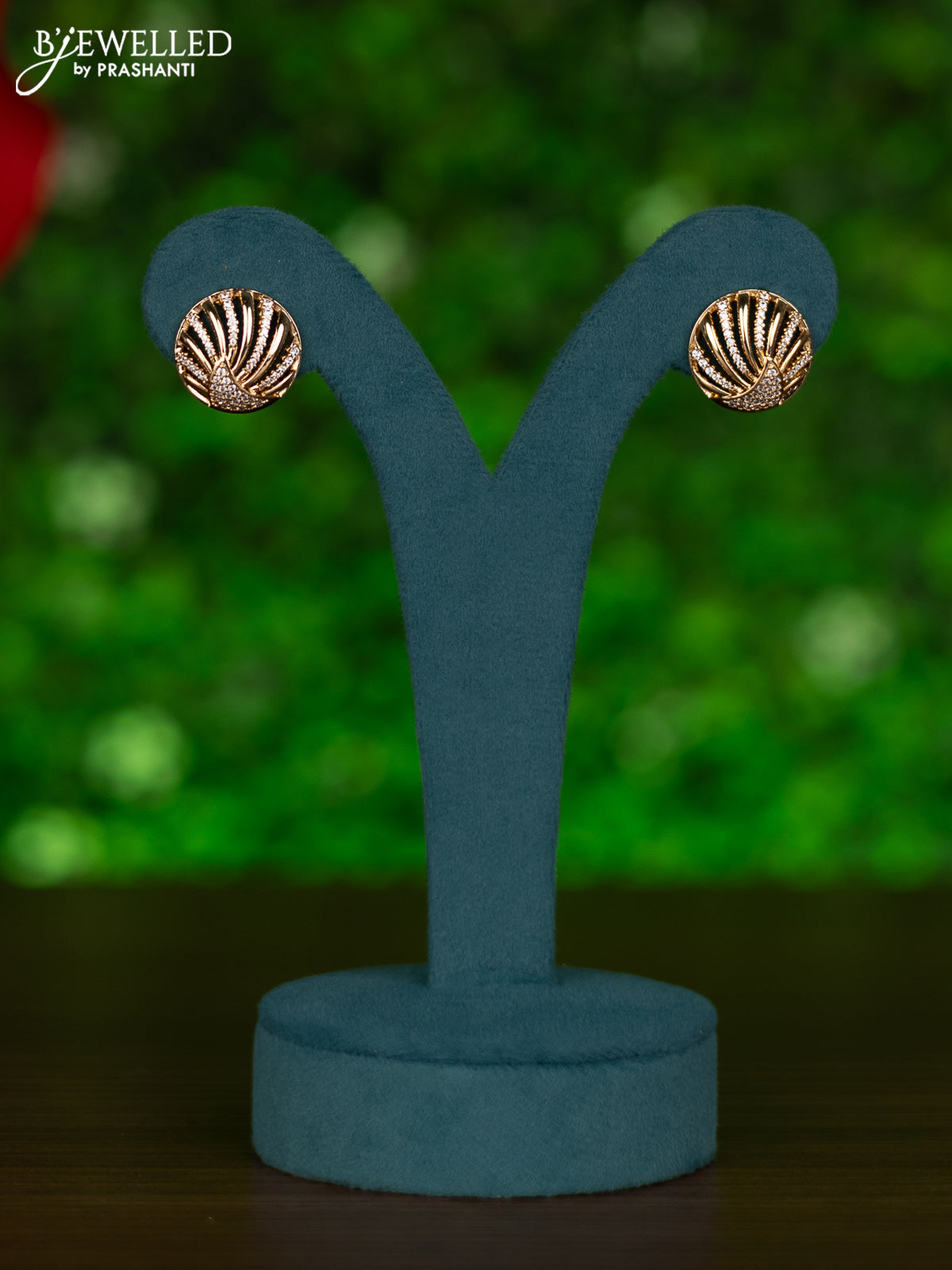 Gold chain with cz stones pendant