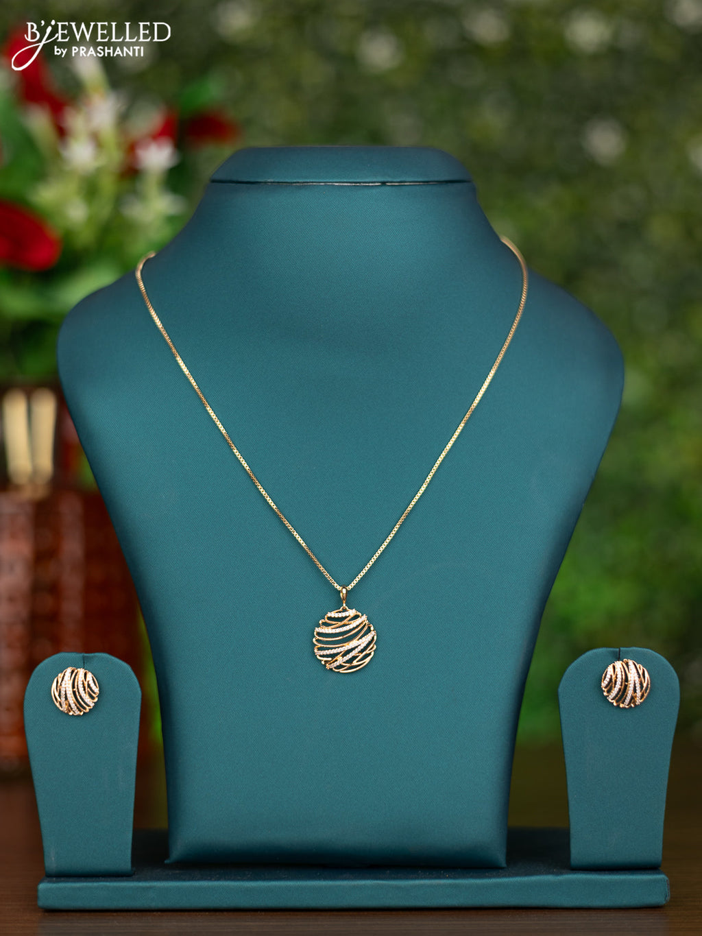 Gold chain with cz stones pendant