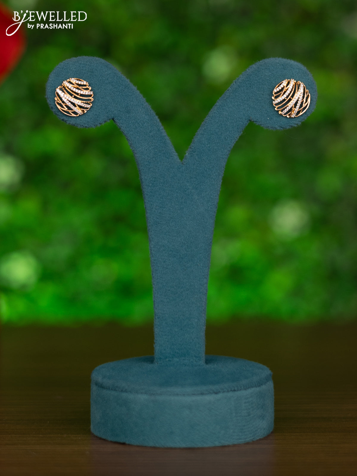 Gold chain with cz stones pendant