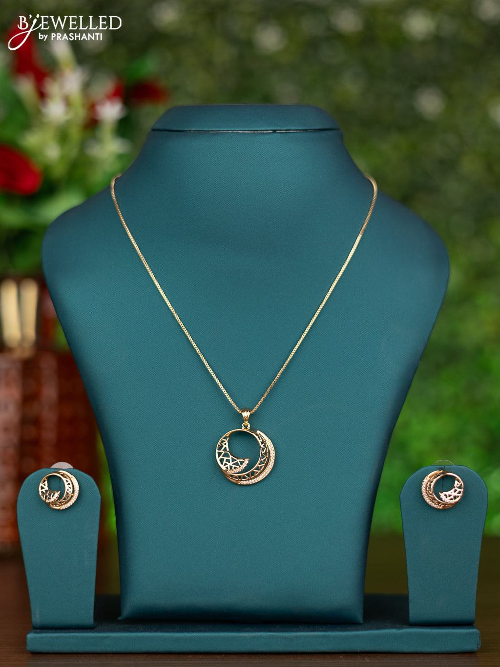 Gold chain with cz stones pendant