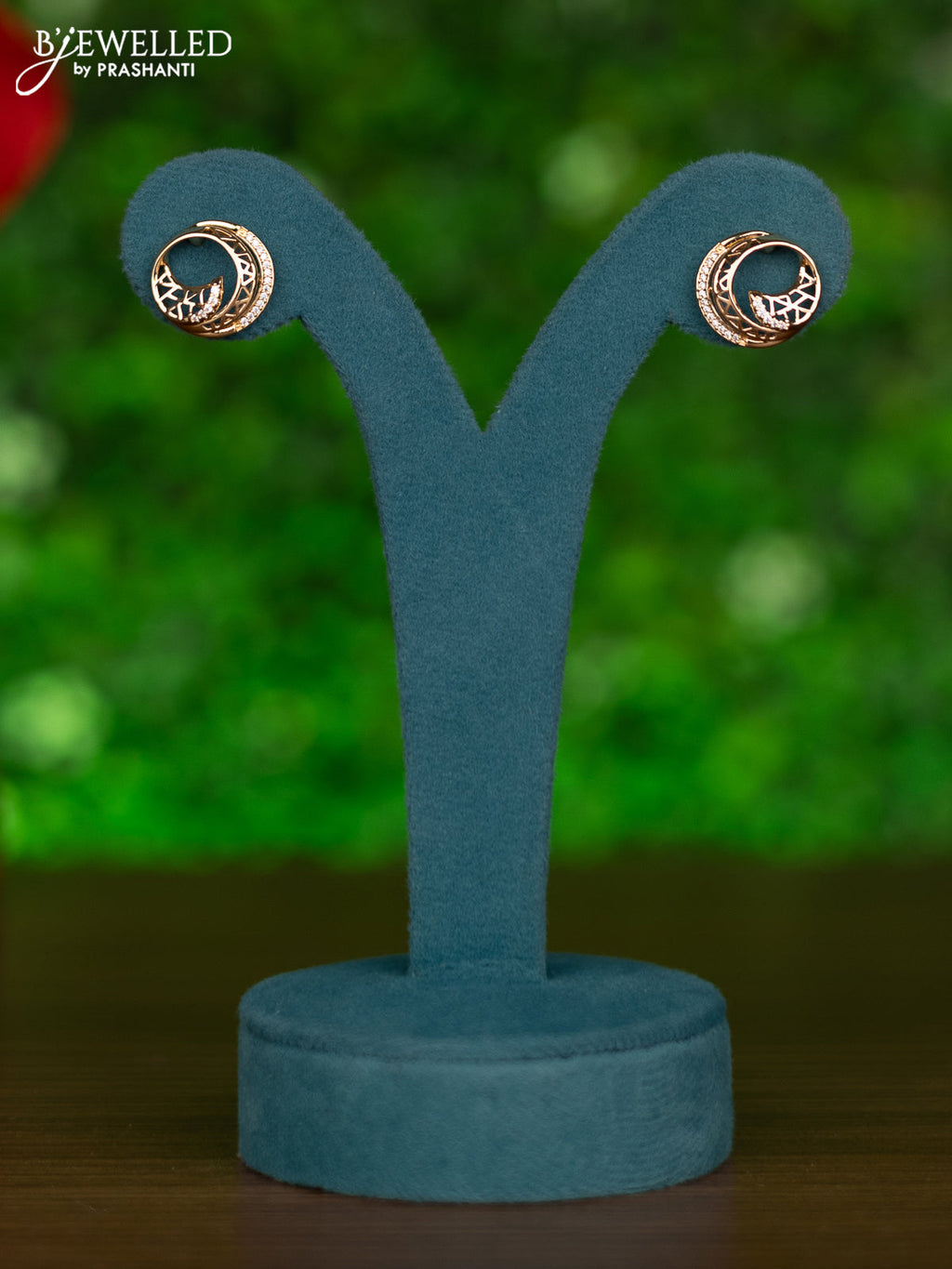 Gold chain with cz stones pendant