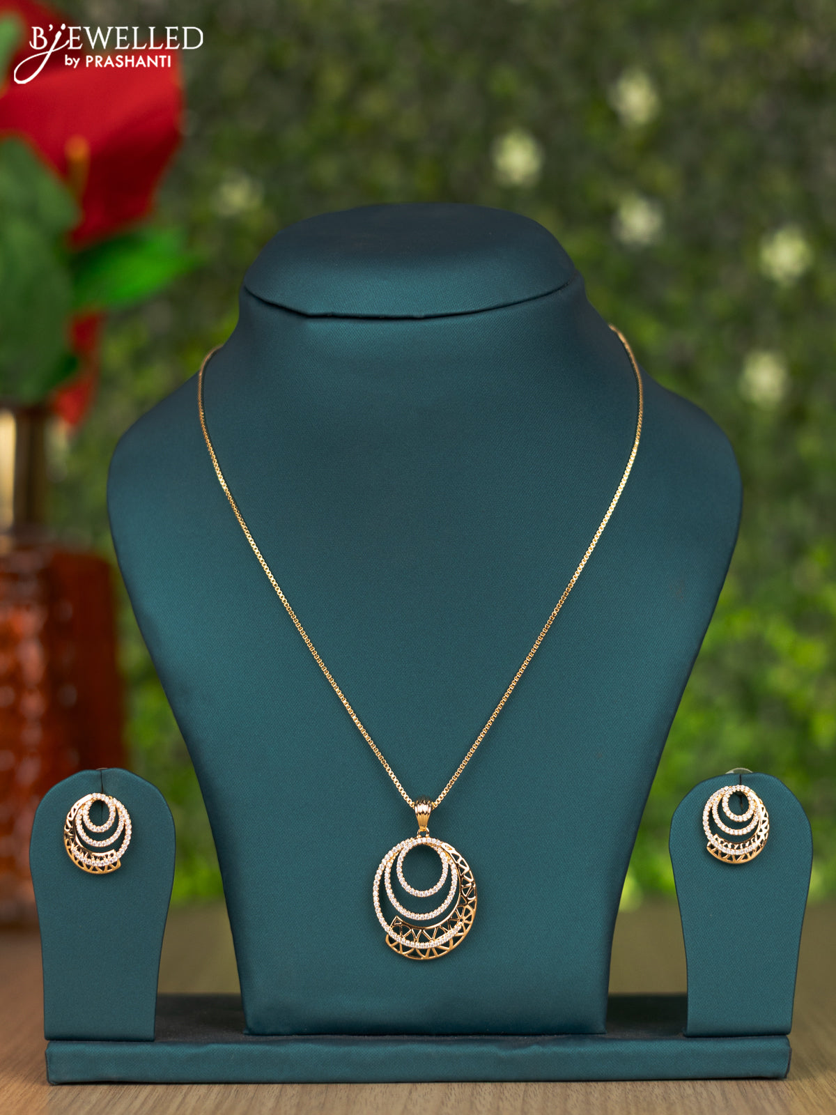 Gold chain with cz stones pendant