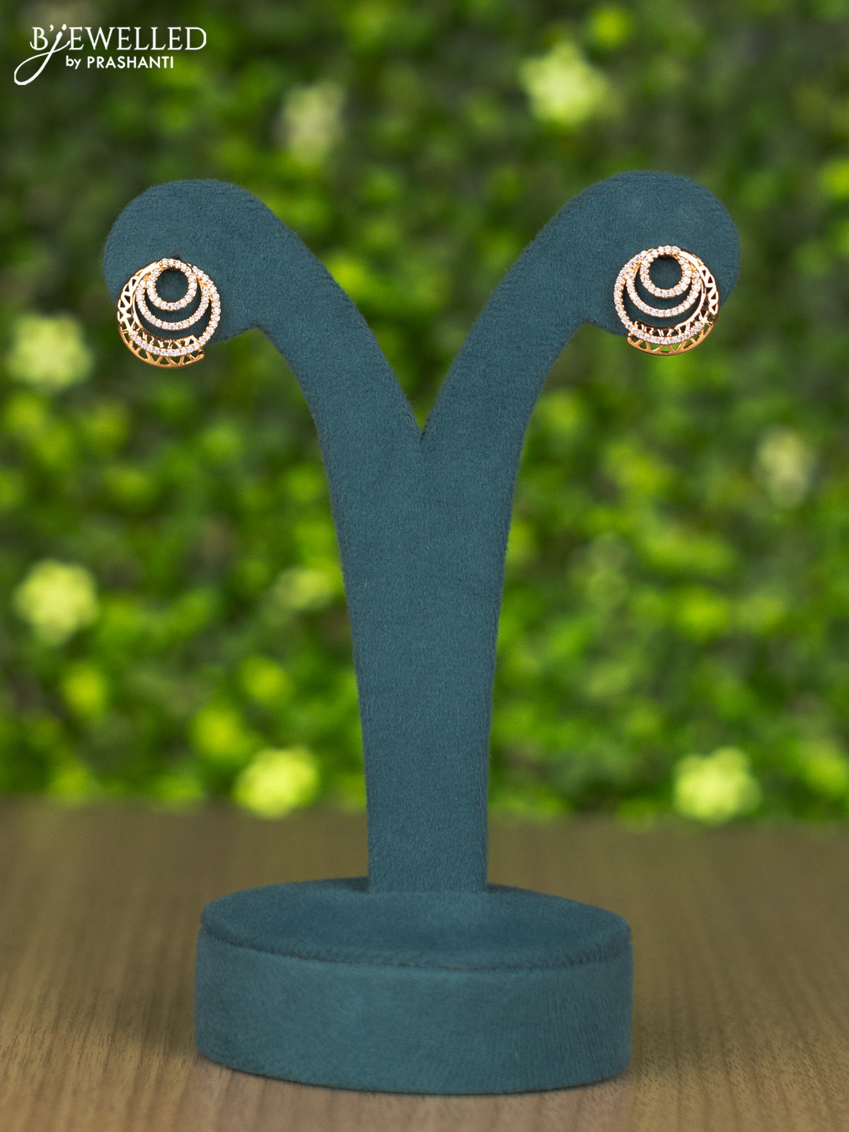 Gold chain with cz stones pendant