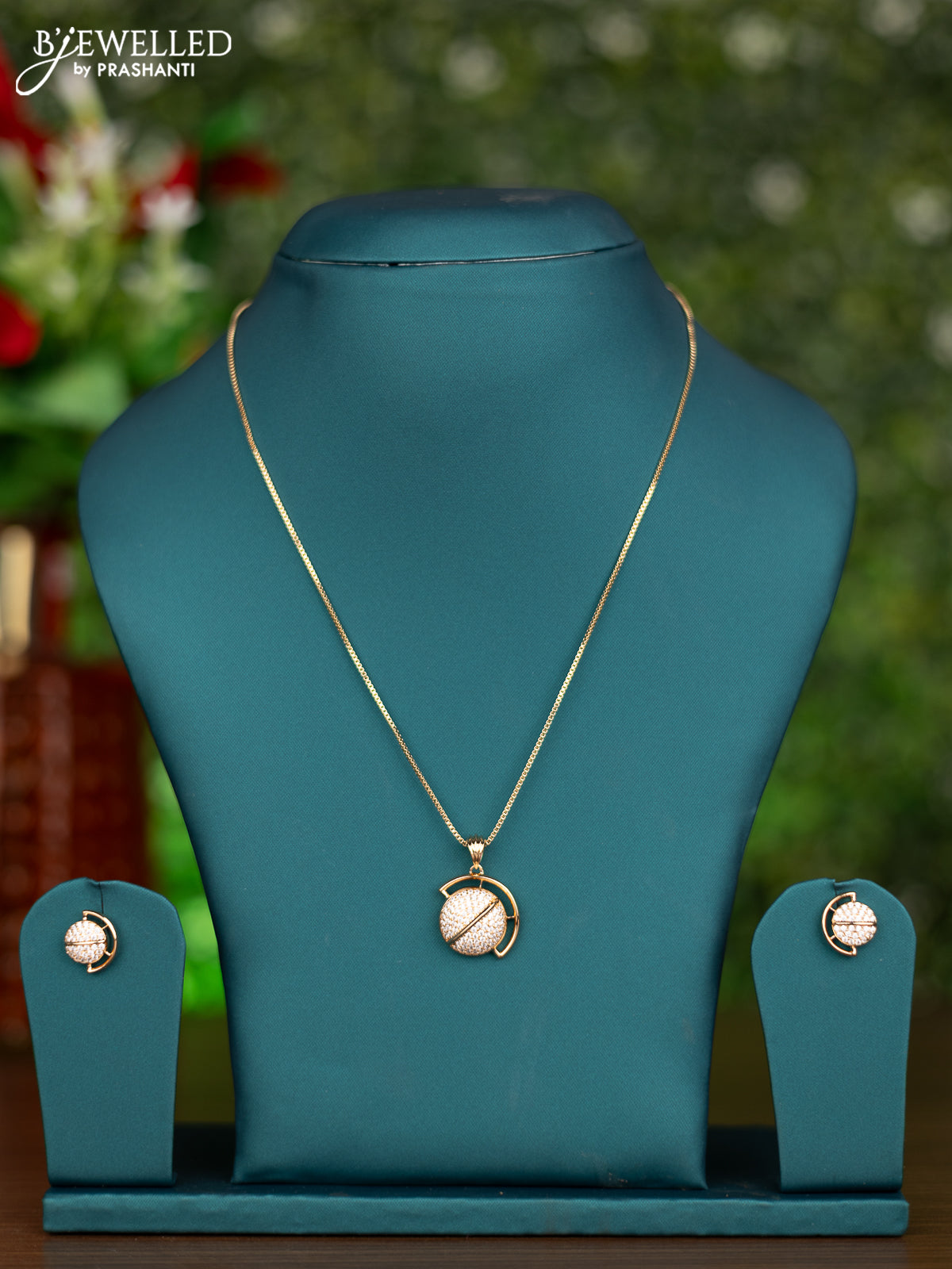 Gold chain with cz stones pendant