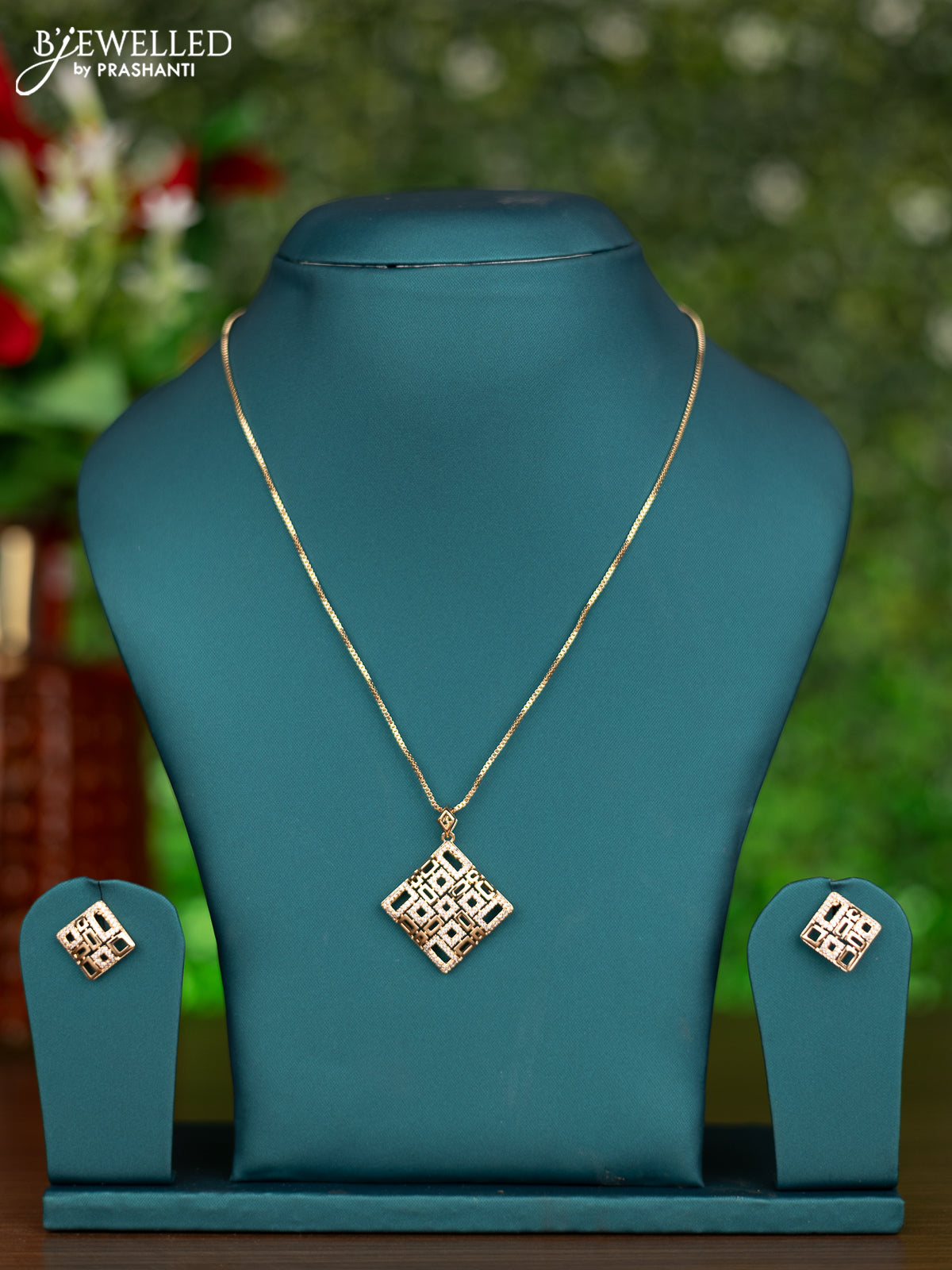 Gold chain with cz stones pendant