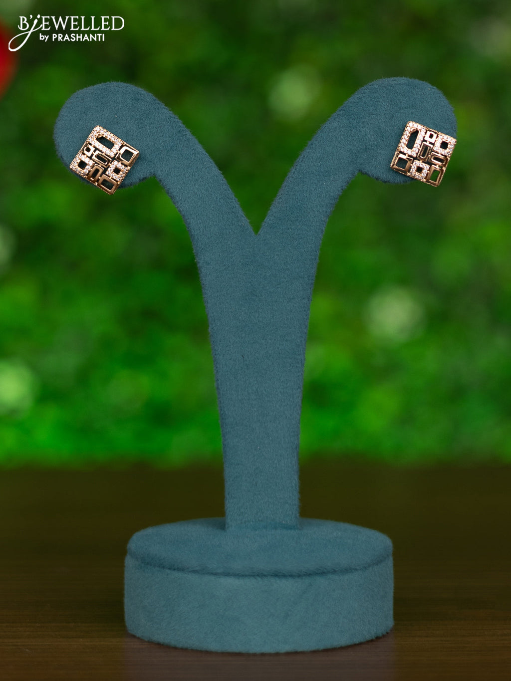 Gold chain with cz stones pendant