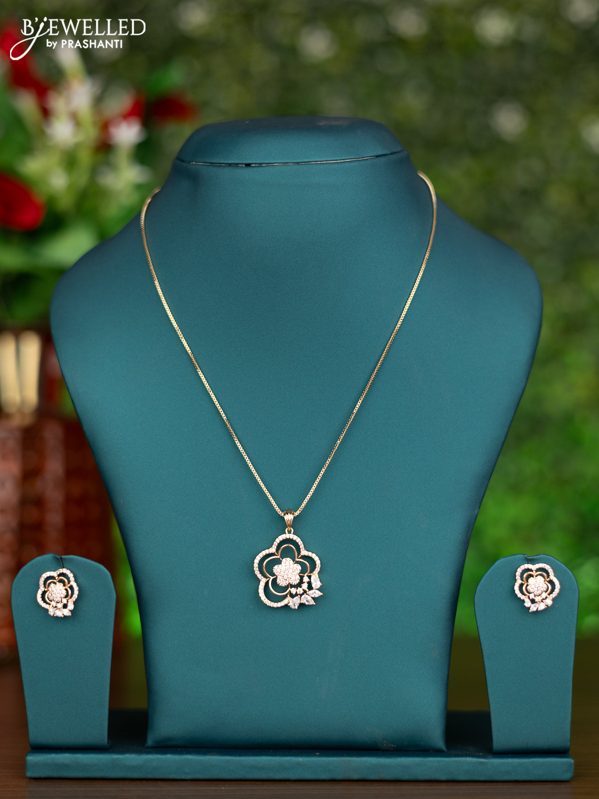 Gold chain with cz stones pendant