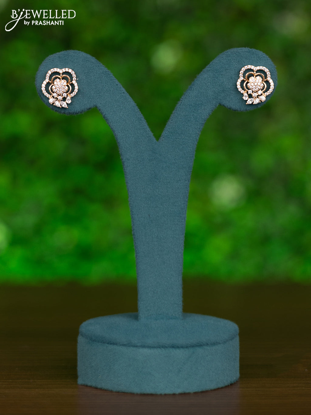 Gold chain with cz stones pendant