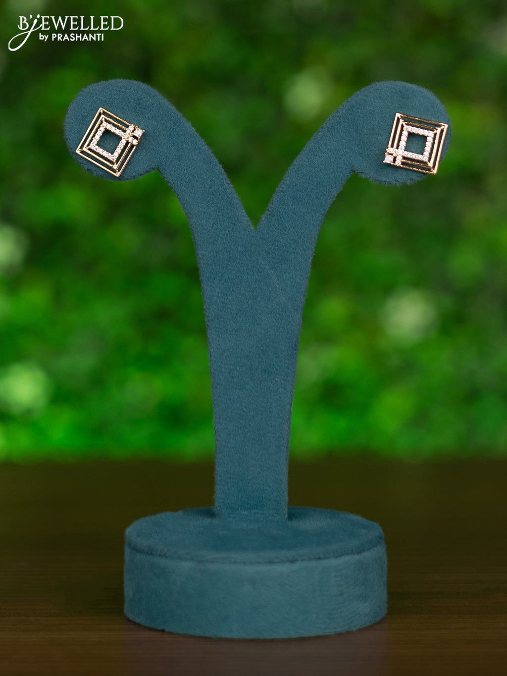 Gold chain with cz stones pendant