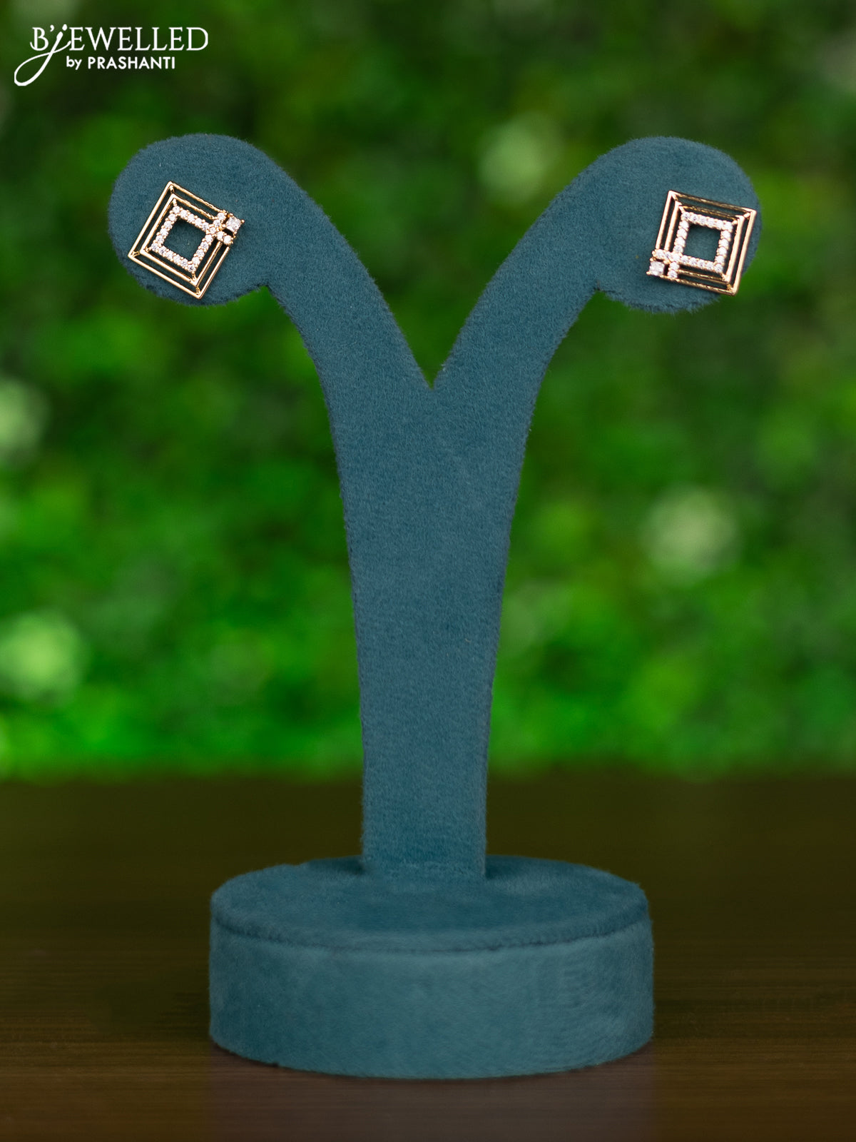 Gold chain with cz stones pendant