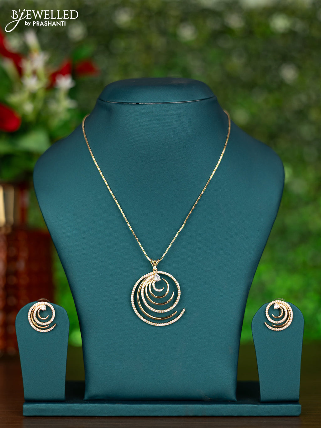 Gold chain with cz stones pendant