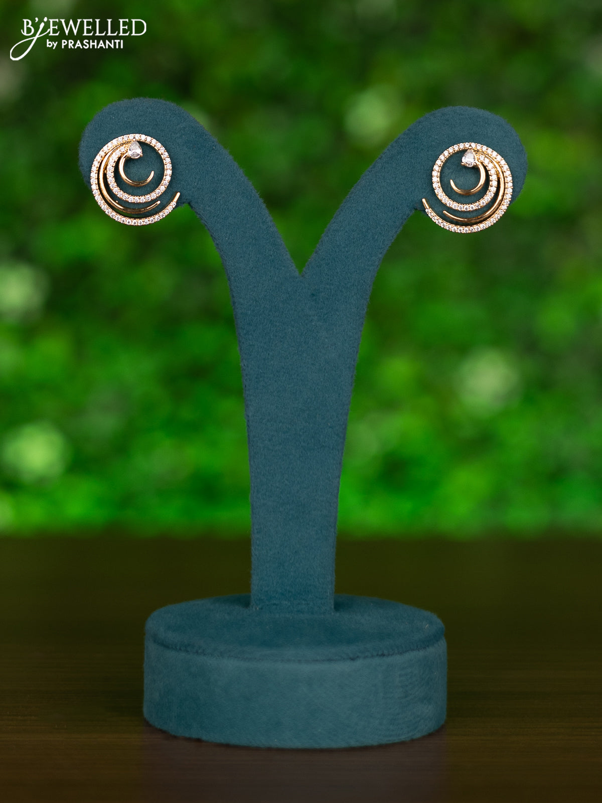 Gold chain with cz stones pendant