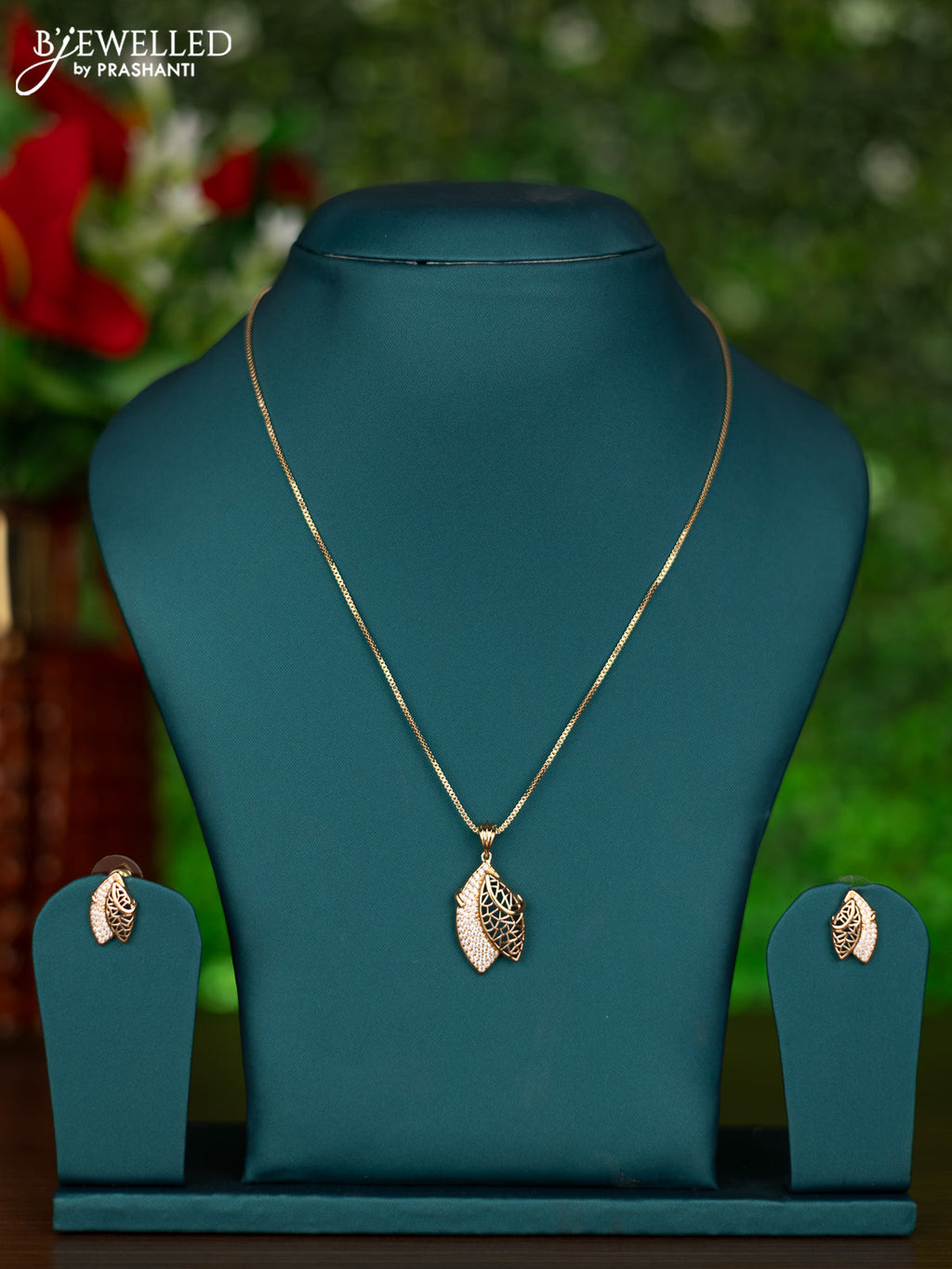 Gold chain with cz stones pendant