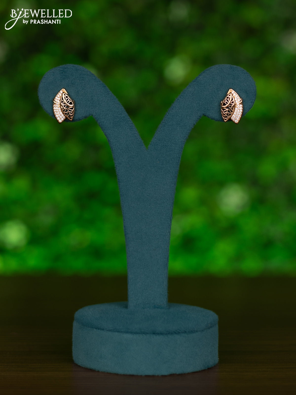 Gold chain with cz stones pendant