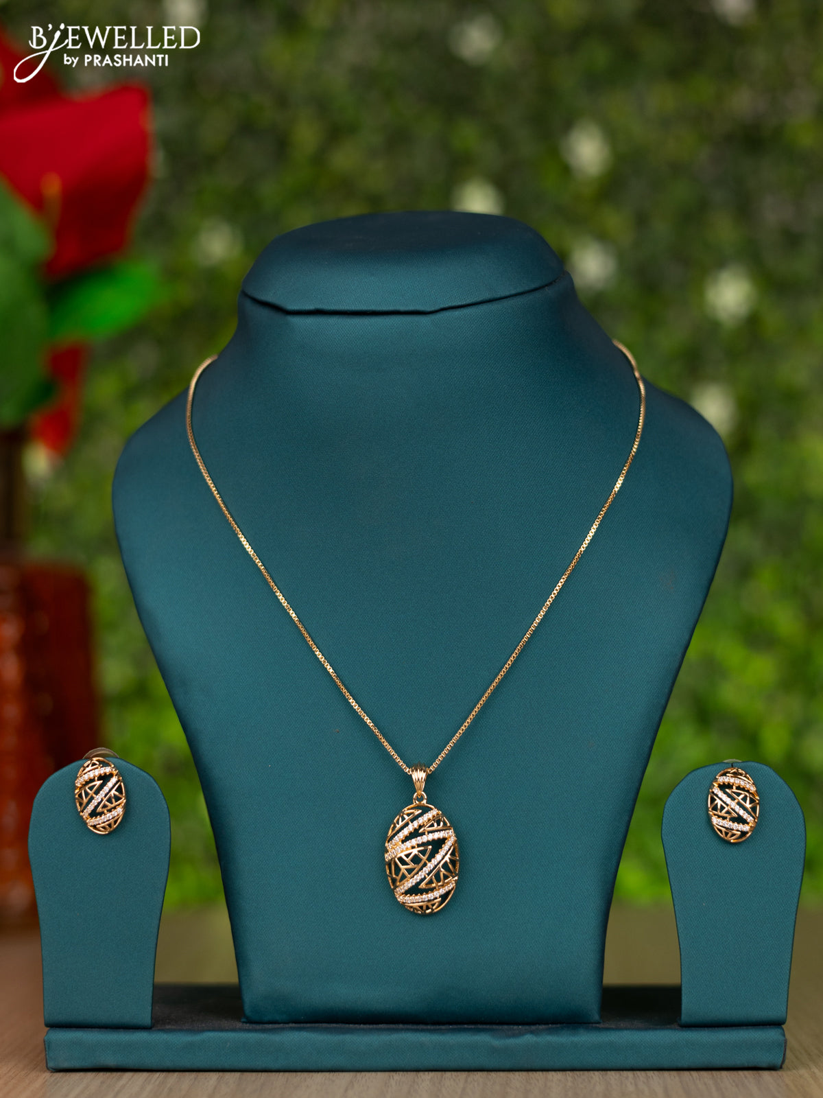 Gold chain with cz stones pendant