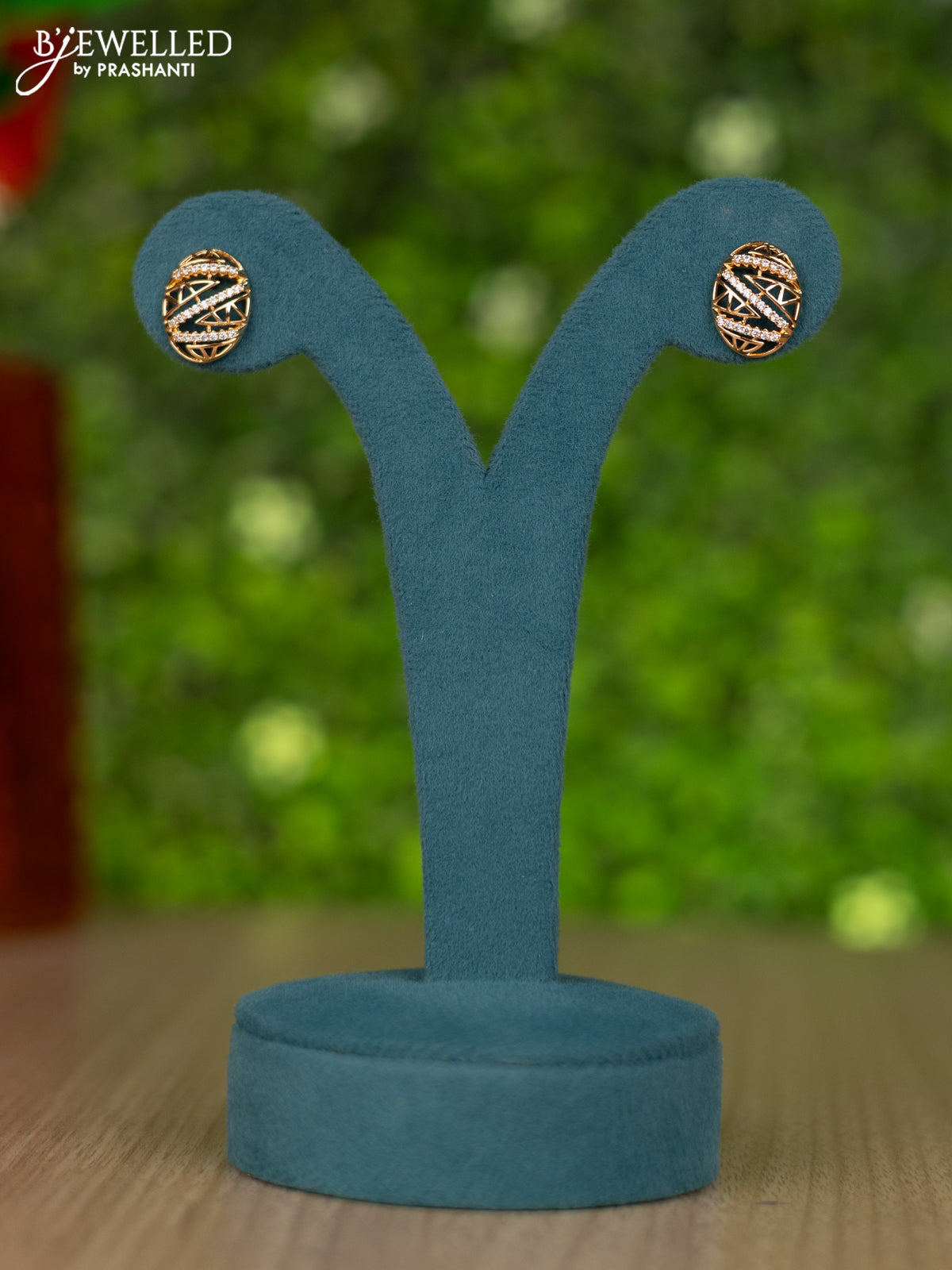 Gold chain with cz stones pendant