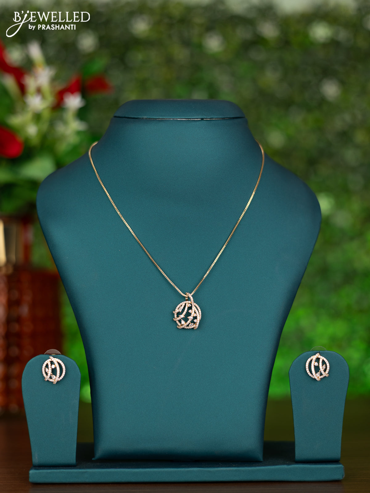 Gold chain with cz stones pendant