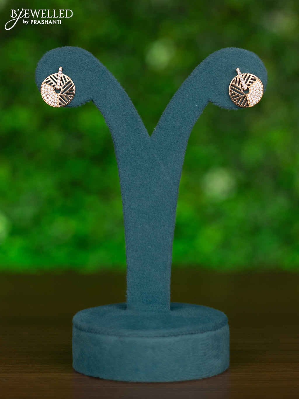 Gold chain with cz stones pendant