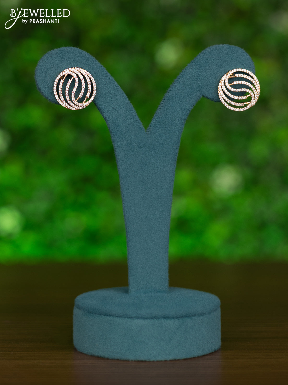 Gold chain with cz stones pendant