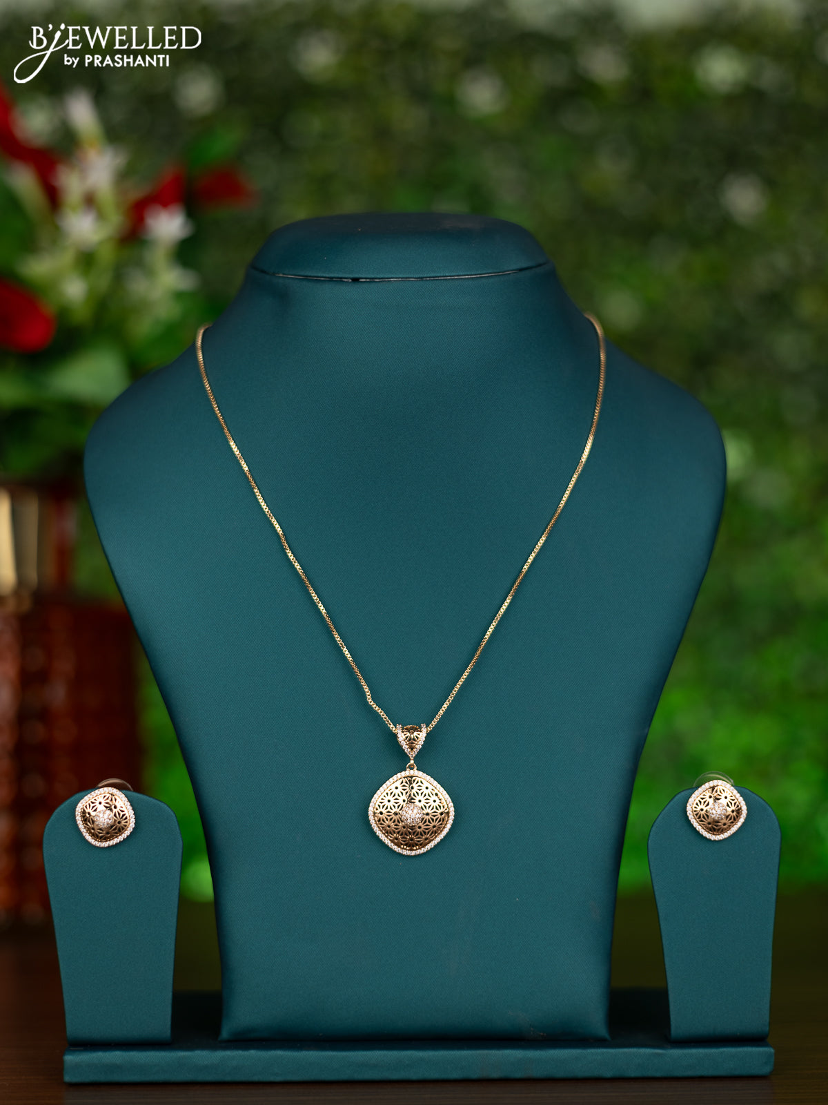 Gold chain with cz stones pendant