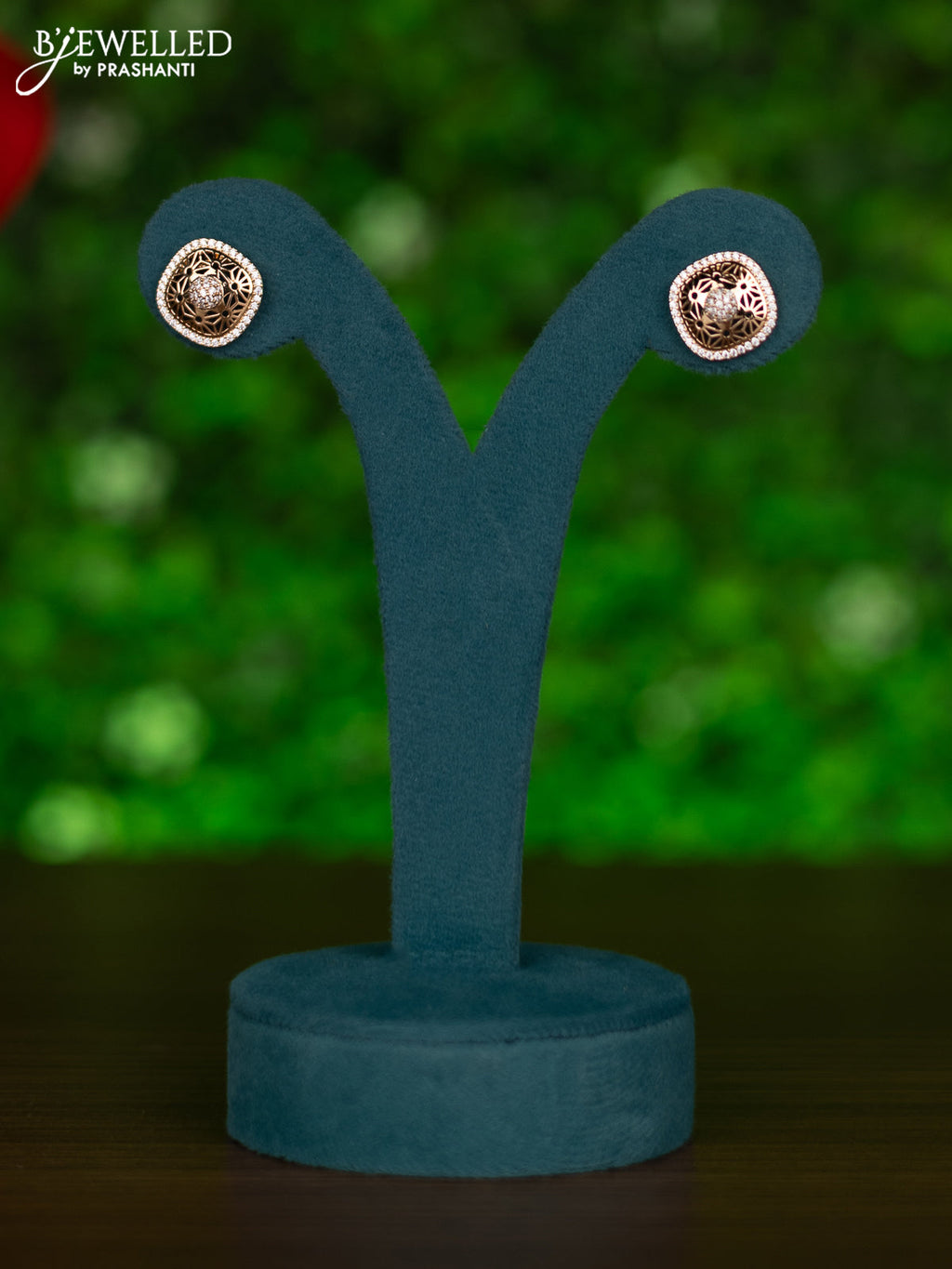 Gold chain with cz stones pendant