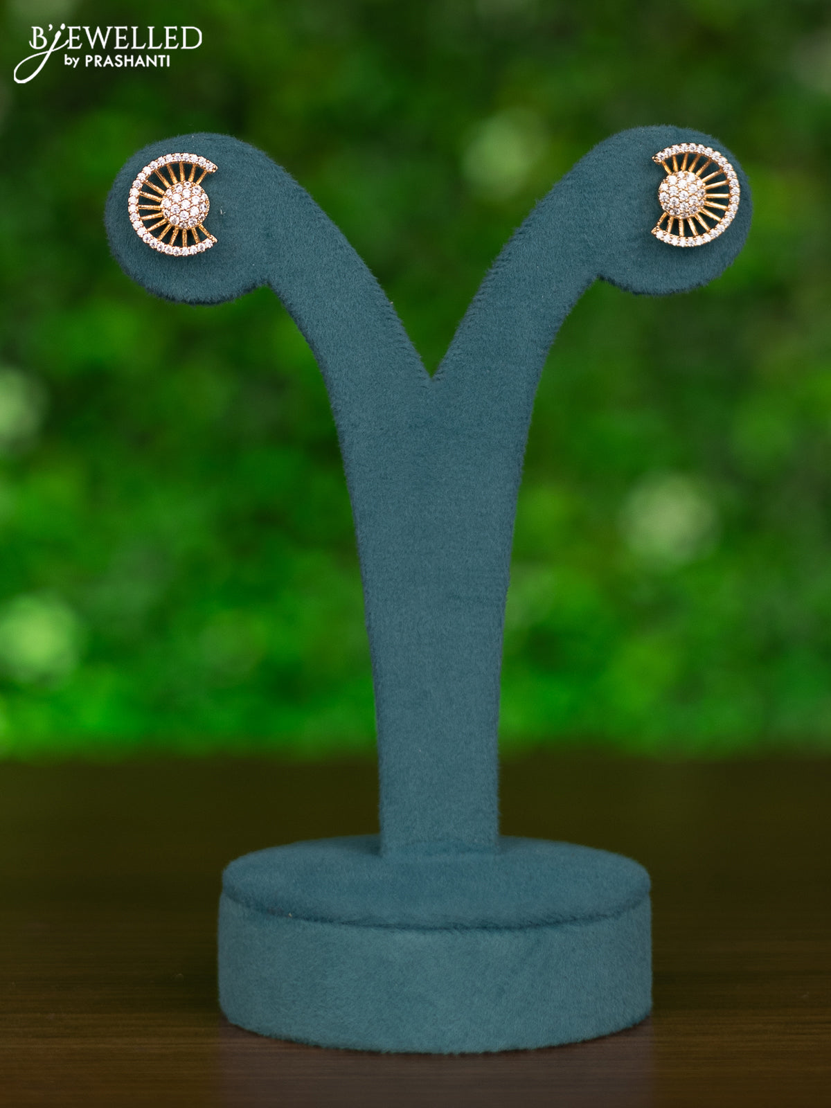 Gold chain with cz stones pendant