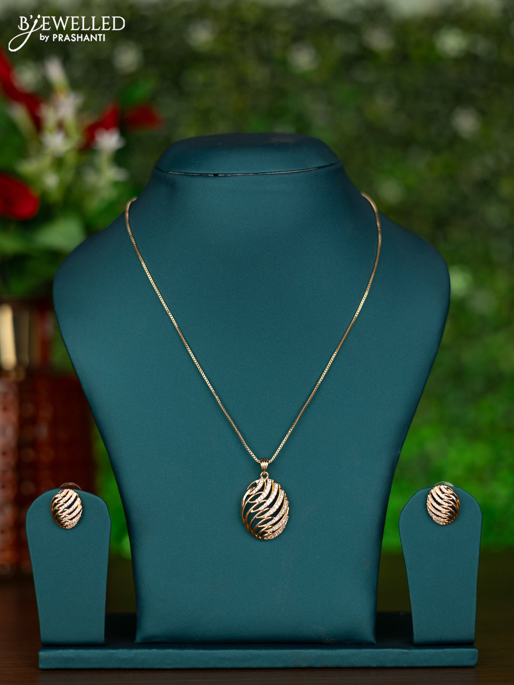 Gold chain with cz stones pendant