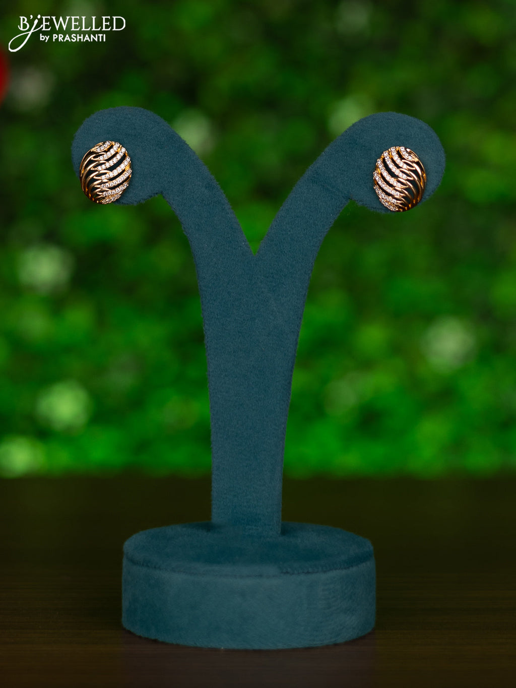 Gold chain with cz stones pendant