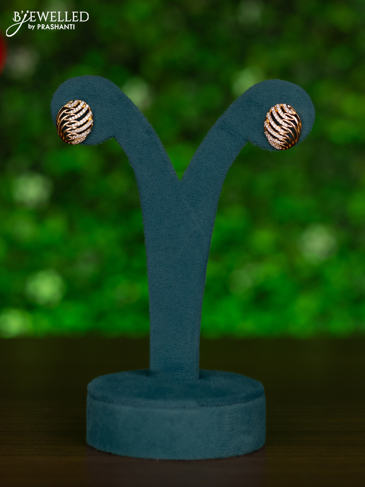 Gold chain with cz stones pendant