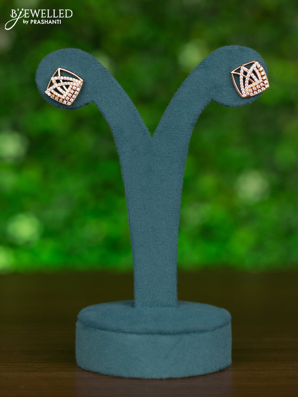 Gold chain with cz stones pendant