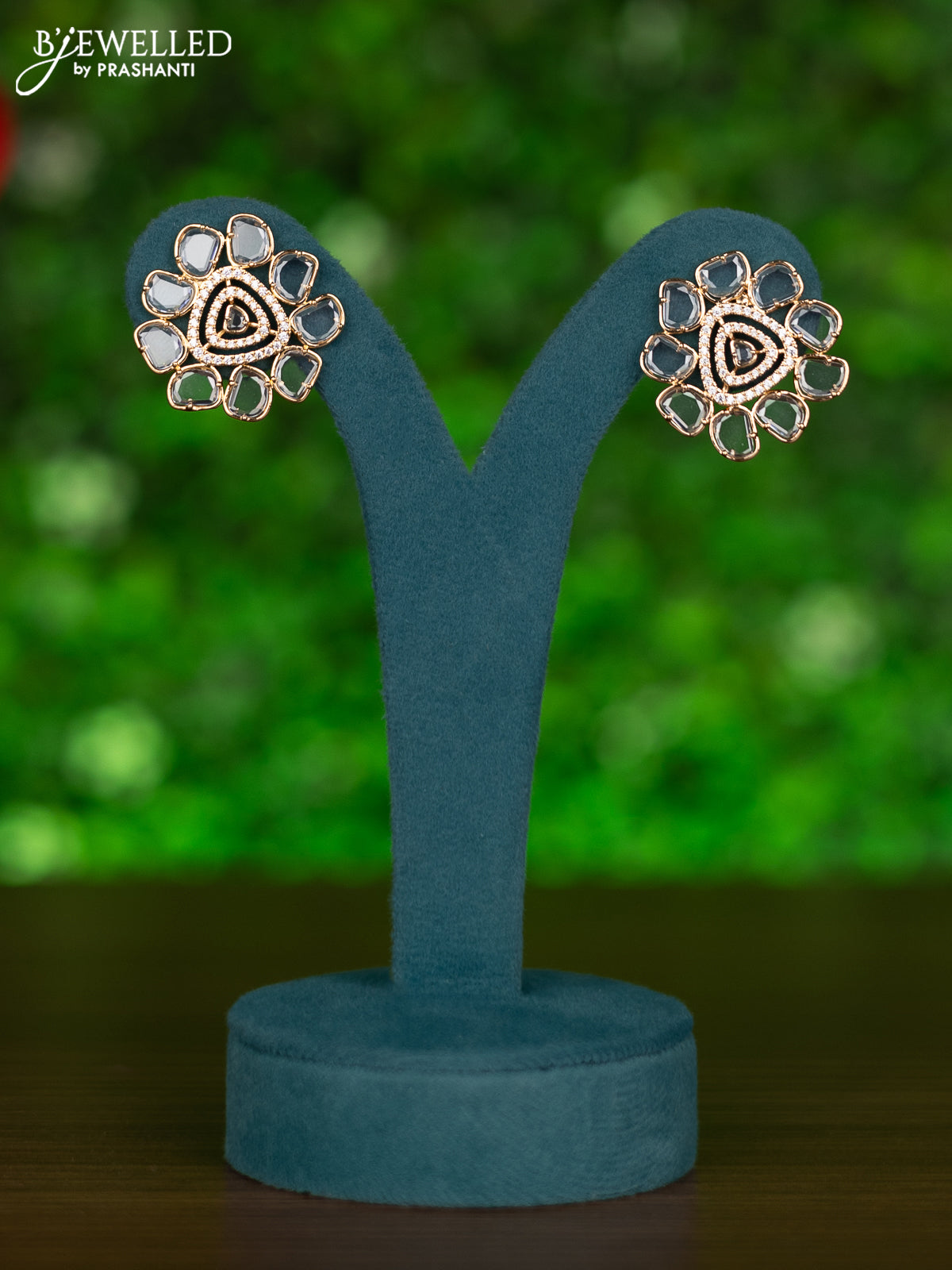 Gold chain with cz and white stones pendant