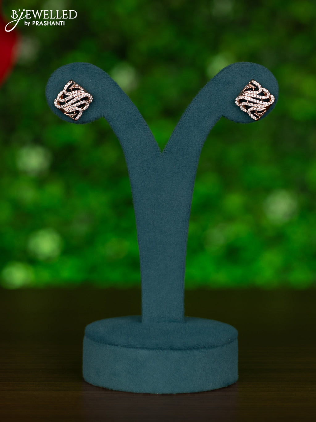 Rose gold chain with cz stones pendant