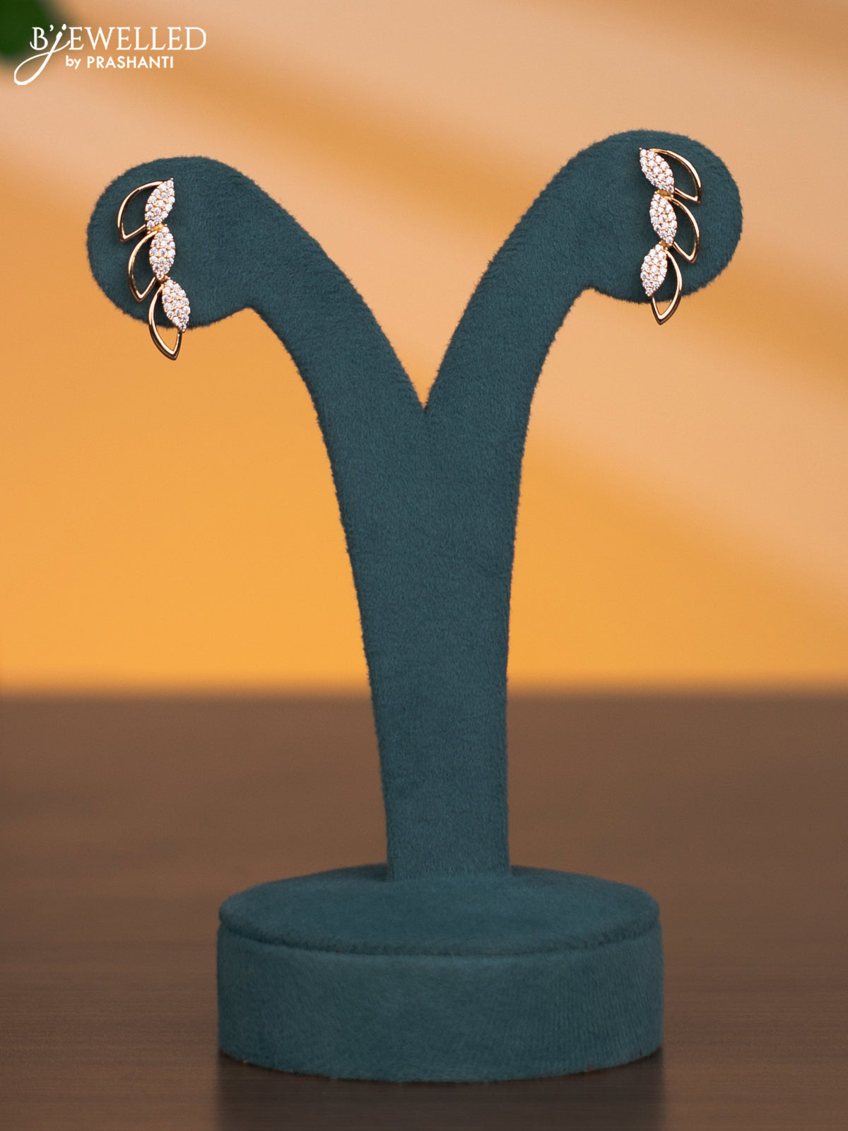 Zircon necklace with cz stones in gold finish