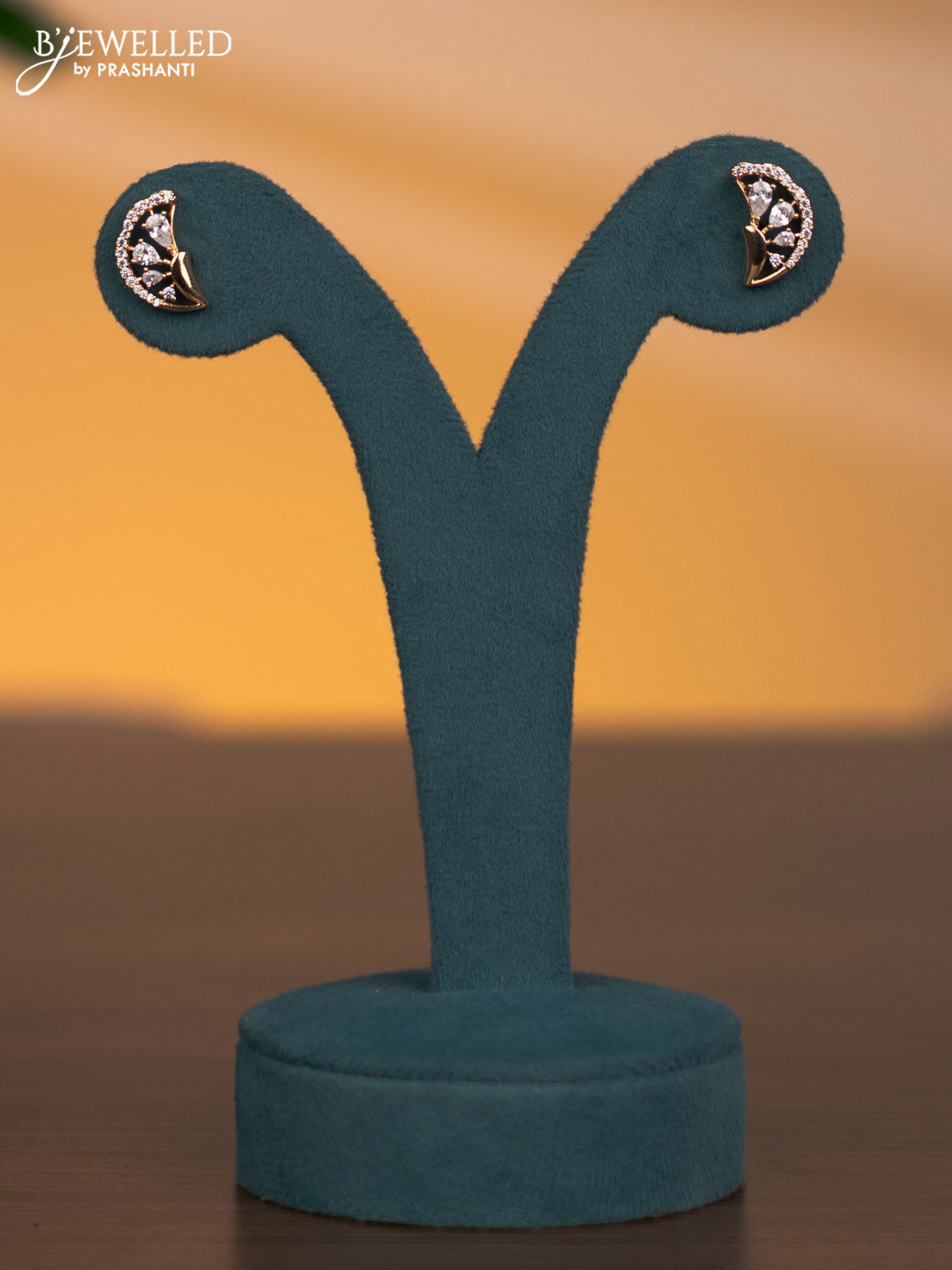 Zircon necklace with cz stones in gold finish