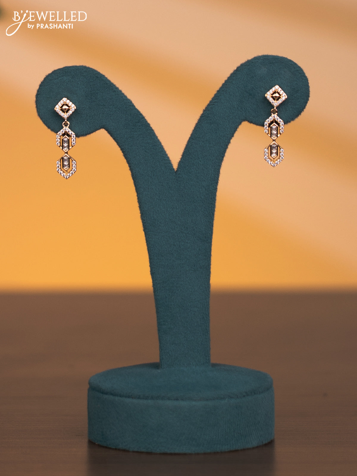 Zircon necklace with cz stones in gold finish