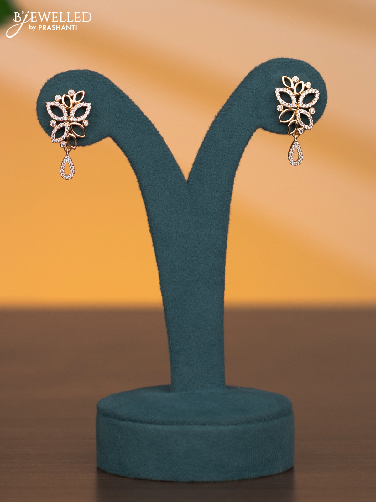 Zircon necklace with cz stones in gold finish