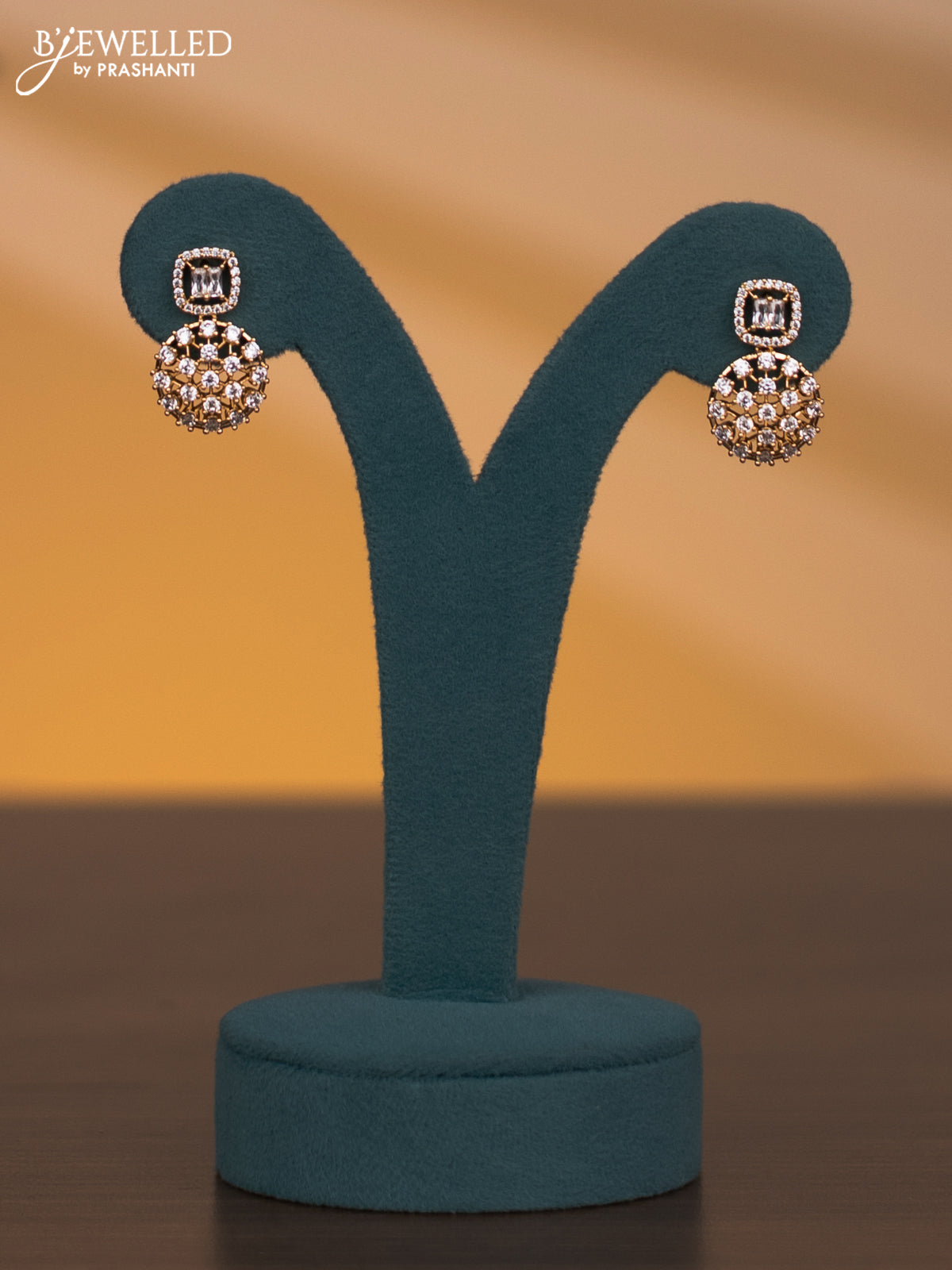 Zircon necklace with cz stones in gold finish