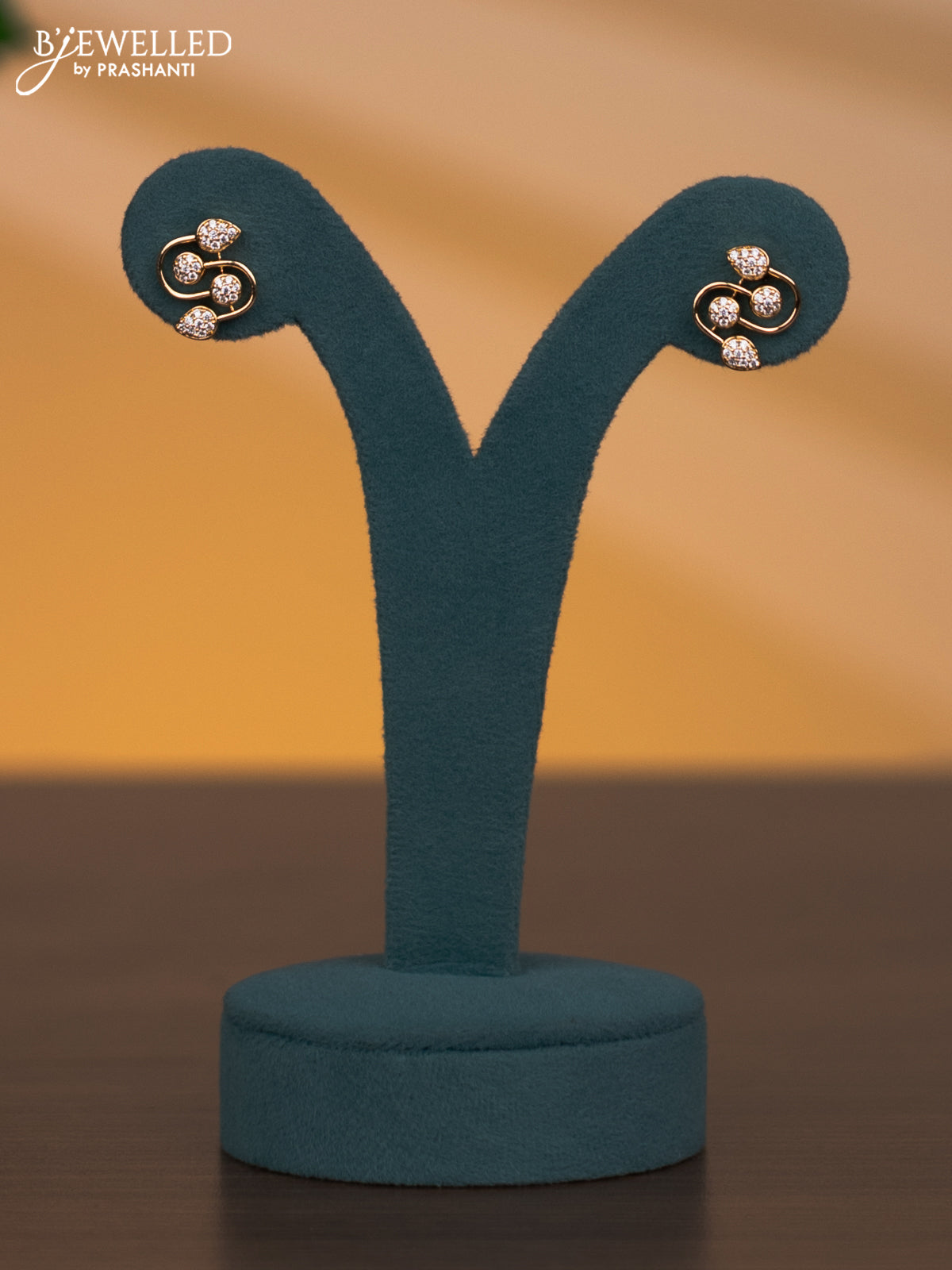 Zircon necklace with cz stones in gold finish